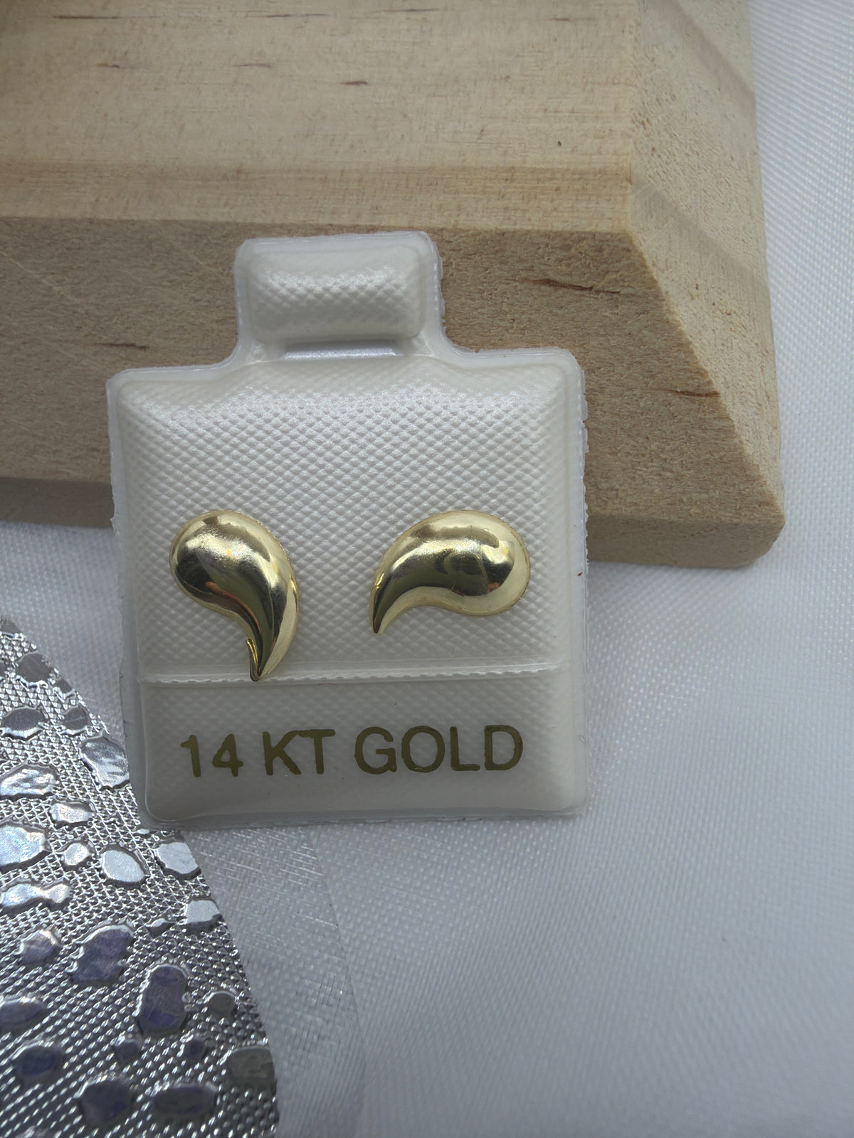 Broqueles Gota Oro 14K – 14K Gold Teardrop Stud Earrings