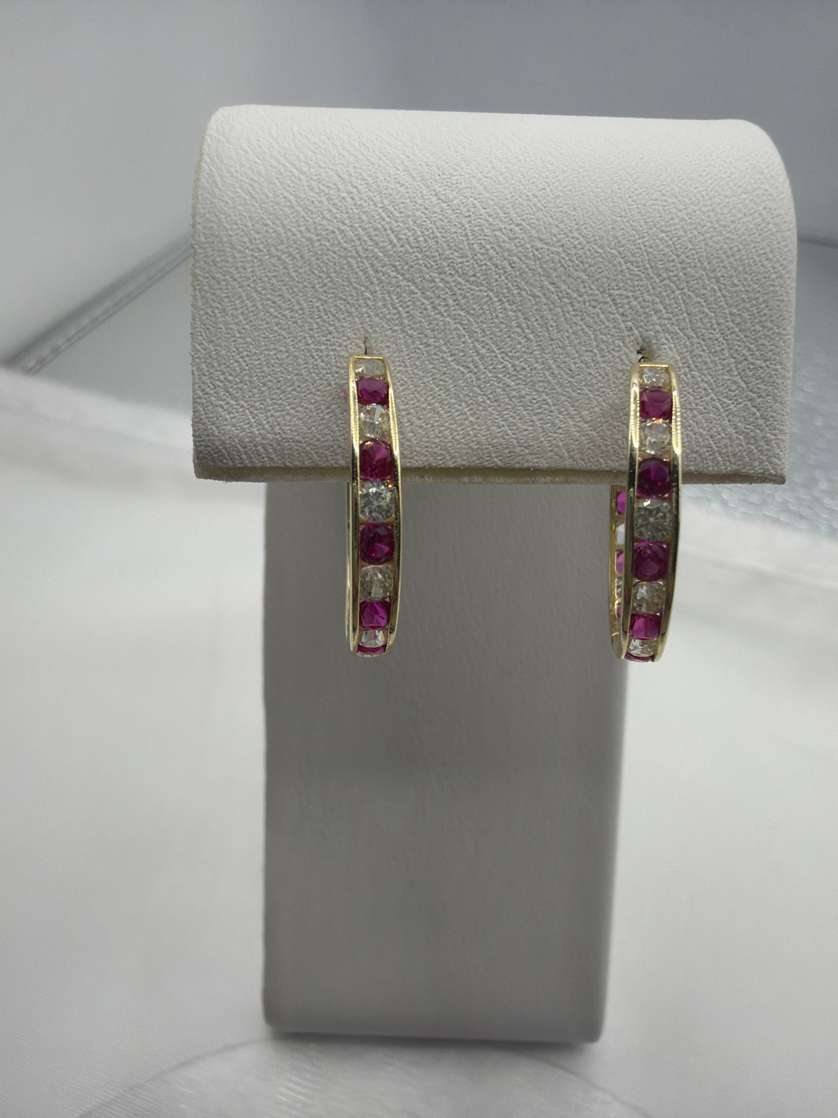 Arracadas Oro 14K con Piedras Rojas y Blancas – 14K Gold Hoop Earrings